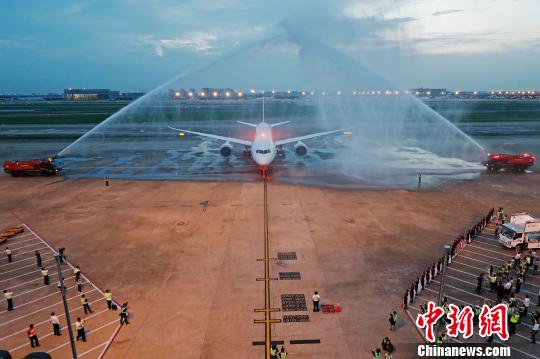 上航首架波音787-9梦想飞机抵达上海。　殷立勤 摄