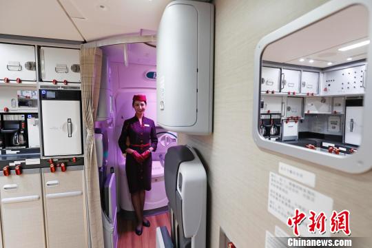 上航首架波音787-9梦想飞机抵达上海，乘务员展示客舱设备。　殷立勤 摄