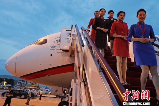 中国东方航空公司最新引进的波音787-9飞机平安抵达上海虹桥机场。　殷立勤 摄